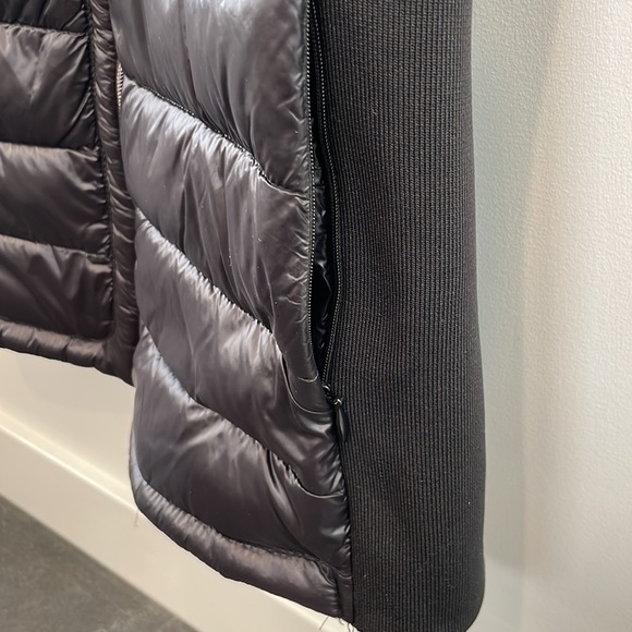 NWOT Gap women’s xs black puffy Primaloft vest with silver zipper. - Picture 3 of 6